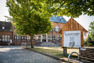 Nestkast aan voormalig gemeentehuis in Westrozebeke