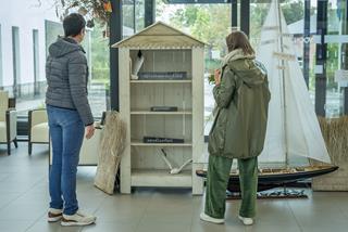 Bezoekers in de inkomhal van wzc De Oever
