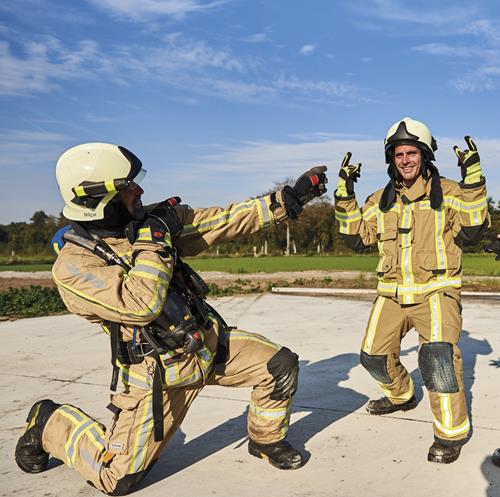 Vrijwillig brandweerman-vrouw aan het werk