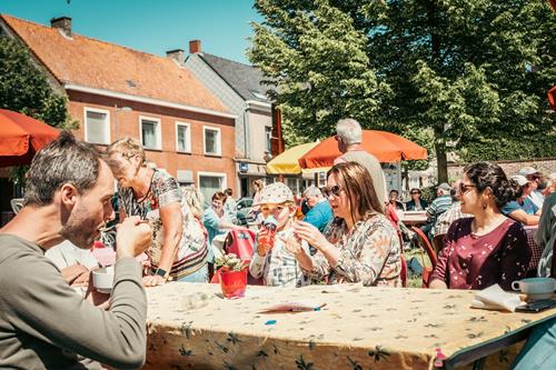 mensen aan tafel drinken een tas soep