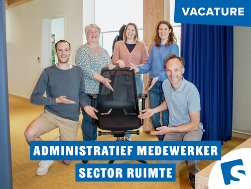 Medewerkers van de sector Ruimte wijzend naar een lege bureaustoel