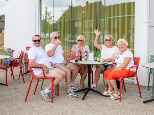 Mensen klinken op de terras van dienstencentrum 't Scharnier