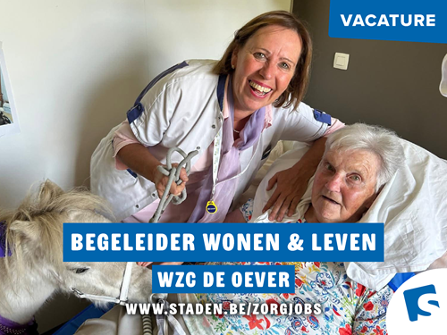 Begeleidster wonen & leven met een paard bij de hand op de kamer van een bewoonster van het woonzorgcentrum